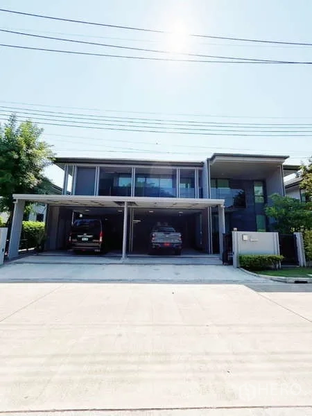 Detached House for rent in Bang Kapi, Bangkok - Modern two-storey detached house facade with triple carport.