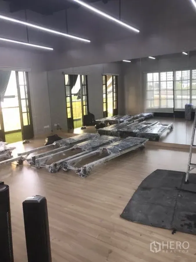 Retail Space for rent in Watthana, Bangkok - Bright retail studio with wood flooring, mirrored wall, large windows and LED strip lighting