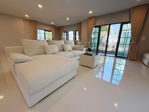 Detached House for rent in Bang Phli, Samut Prakan - Open-plan living space with L-shaped sofa, glossy floors and sliding doors to terrace.