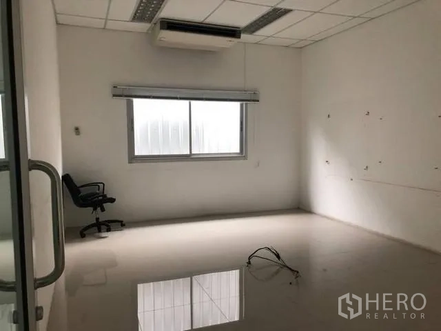 地 出租在Phra Khanong, Bangkok - 小型办公室，窗户、空调、玻璃门与亮面地砖。