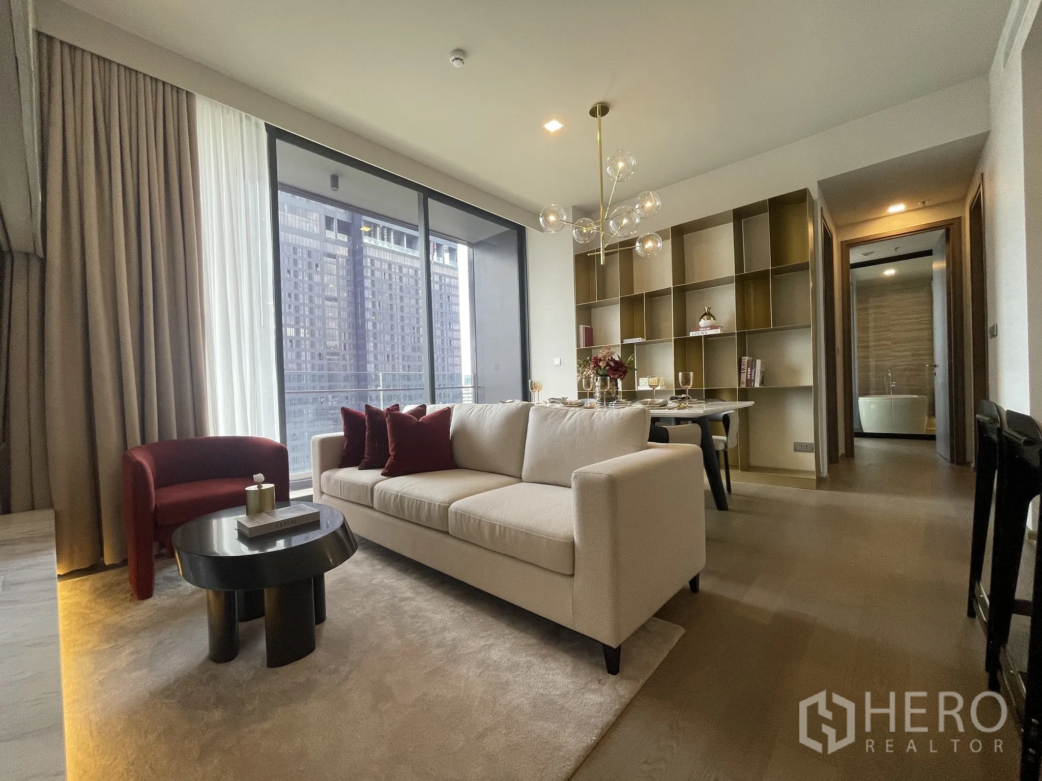 คอนโด for rent in Watthana, Bangkok - ห้องนั่งเล่นและรับประทานอาหารสไตล์โมเดิร์น มีโซฟา โต๊ะกลม โคมไฟ และวิวเมืองจากระเบียง