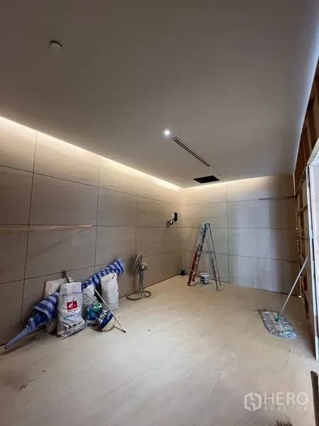 Retail Space for rent in Pathum Wan, Bangkok - Small shop interior with tiled walls, spotlighting, tools and a simple rectangular layout.