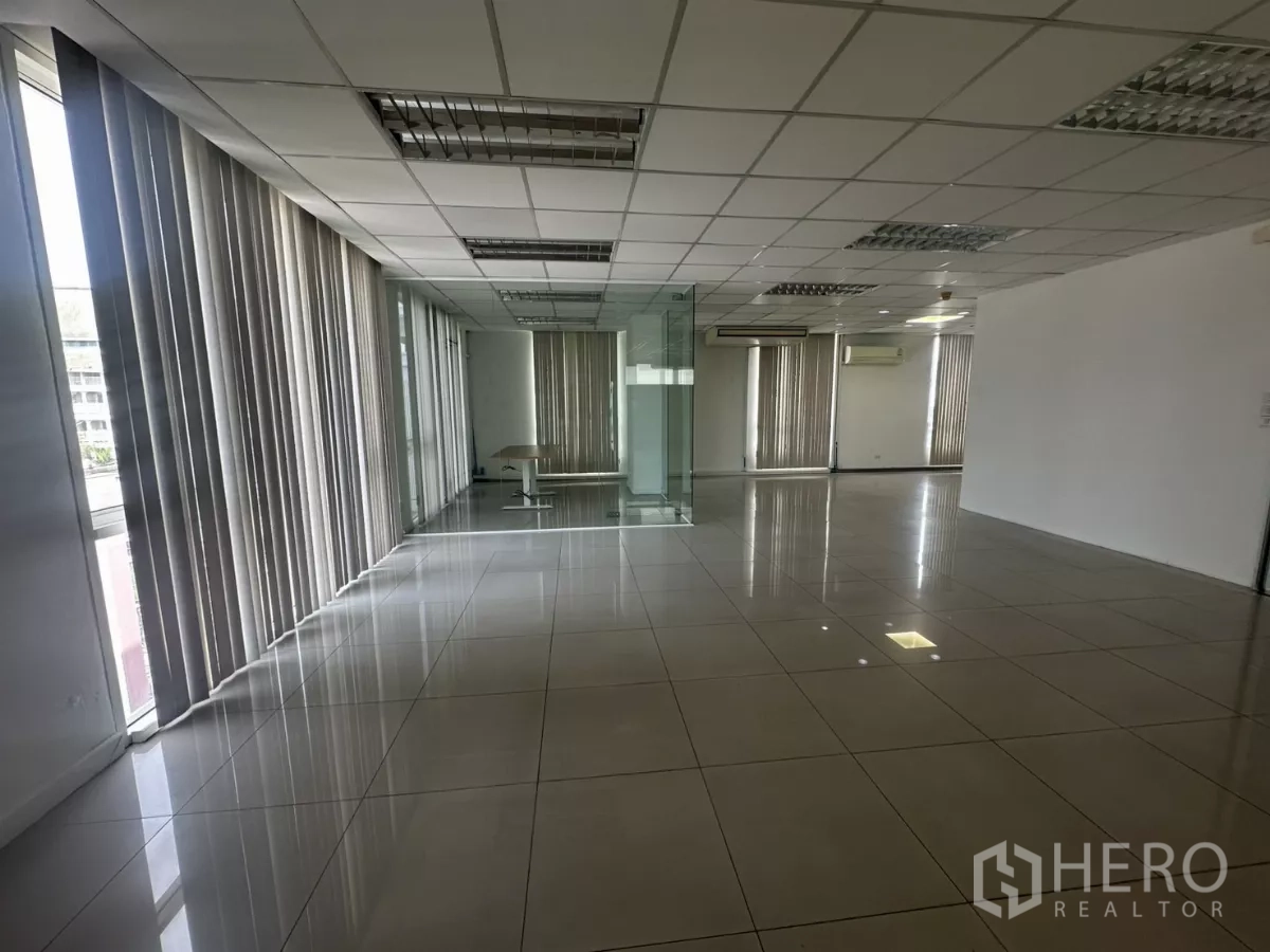办公空间 出租在Huai Khwang, Bangkok - 开放式办公室，玻璃墙、嵌灯与高窗百叶景观。