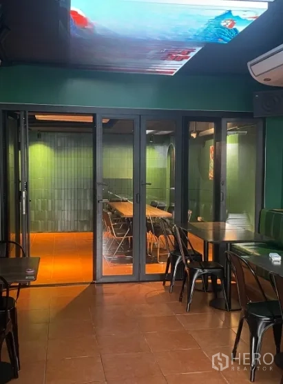 Shophouse for rent in Watthana, Bangkok - Glass-partitioned meeting or private dining room with long table and chairs.
