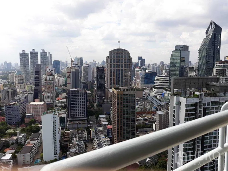 Condominium for rent or sale in Khlong Toei, Bangkok - High-floor balcony with panoramic Bangkok skyline view near BTS Phrom Phong.