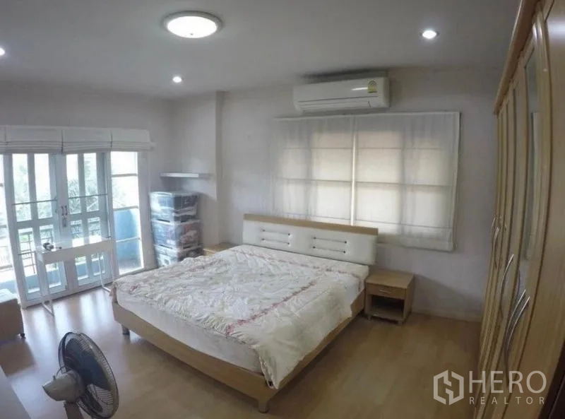 独立式住宅 出售 - 宽敞主卧，双人床、阳台推拉门与空调