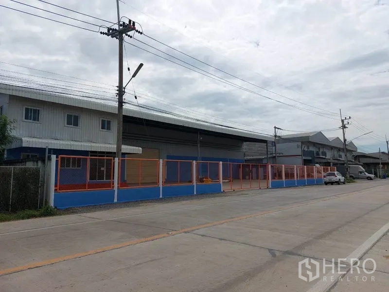 Factory for rent in Lat Lum Kaeo, Pathum Thani - Long street-side frontage of the factory with secure perimeter and driveway.