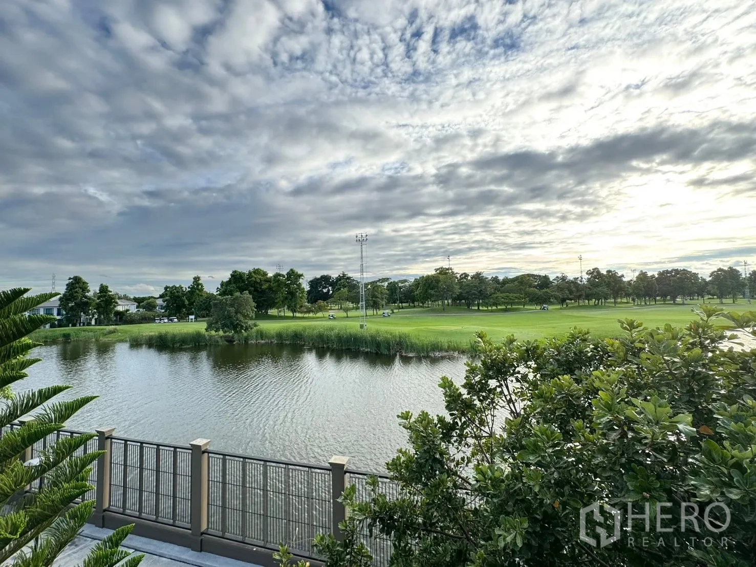 Detached House for sale in Mueang Pathum Thani, Pathum Thani - Lake and fairway view at Flora Ville Golf & Country Club.
