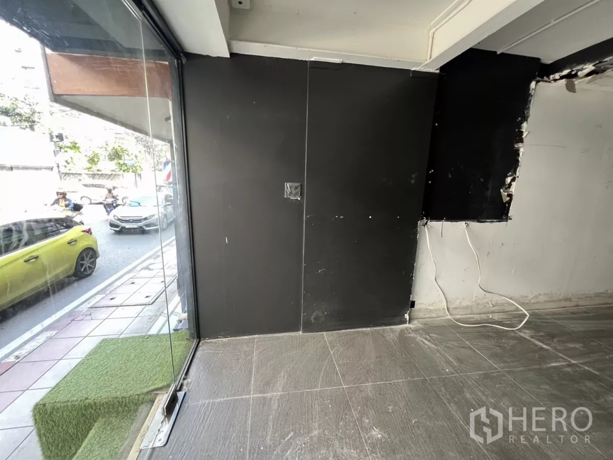 Retail Space for rent in Watthana, Bangkok - Corner of shop with floor-to-ceiling glazing looking onto a busy street.