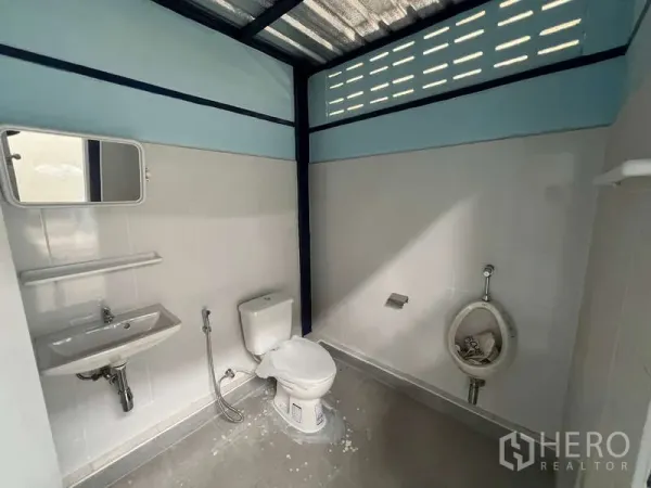 Warehouse for rent in Lat Krabang, Bangkok - Clean warehouse restroom with sink, toilet, urinal and ventilated clerestory windows.