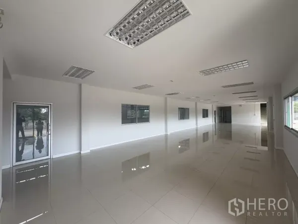 Factory for rent in Bang Phli, Samut Prakan - Spacious white open-plan office with tiled floors and ceiling lights.