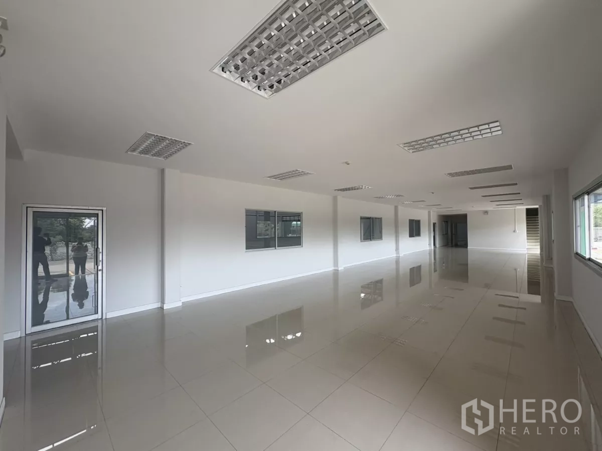 Factory for rent in Bang Phli, Samut Prakan - Spacious white open-plan office with tiled floors and ceiling lights.