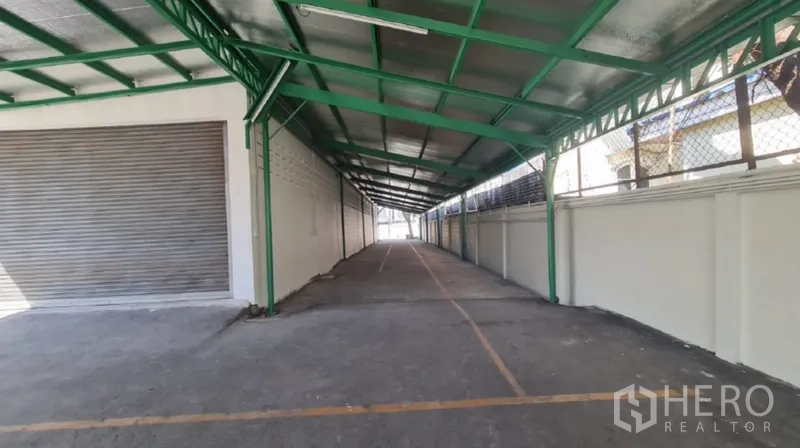 货栈 出租在Khlong Toei, Bangkok - 绿色顶棚的有顶装卸通道，划线车位