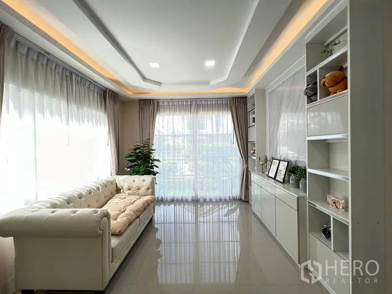 Detached House for rent or sale - Another view of the living area with bay windows and recessed lighting.