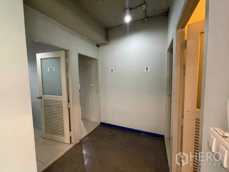 办公空间 出租在Ratchathewi, Bangkok - 办公楼层走廊，设有男女洗手间入口。