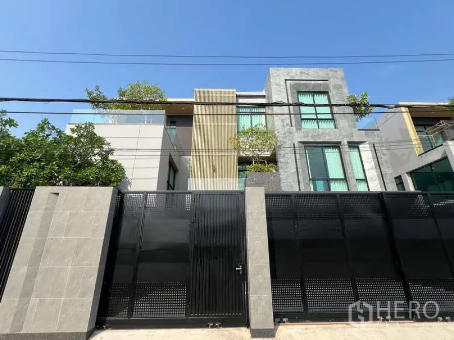 独立式住宅 出售在Suan Luang, Bangkok - Suan Luang豪华独栋外观，安全黑色大门