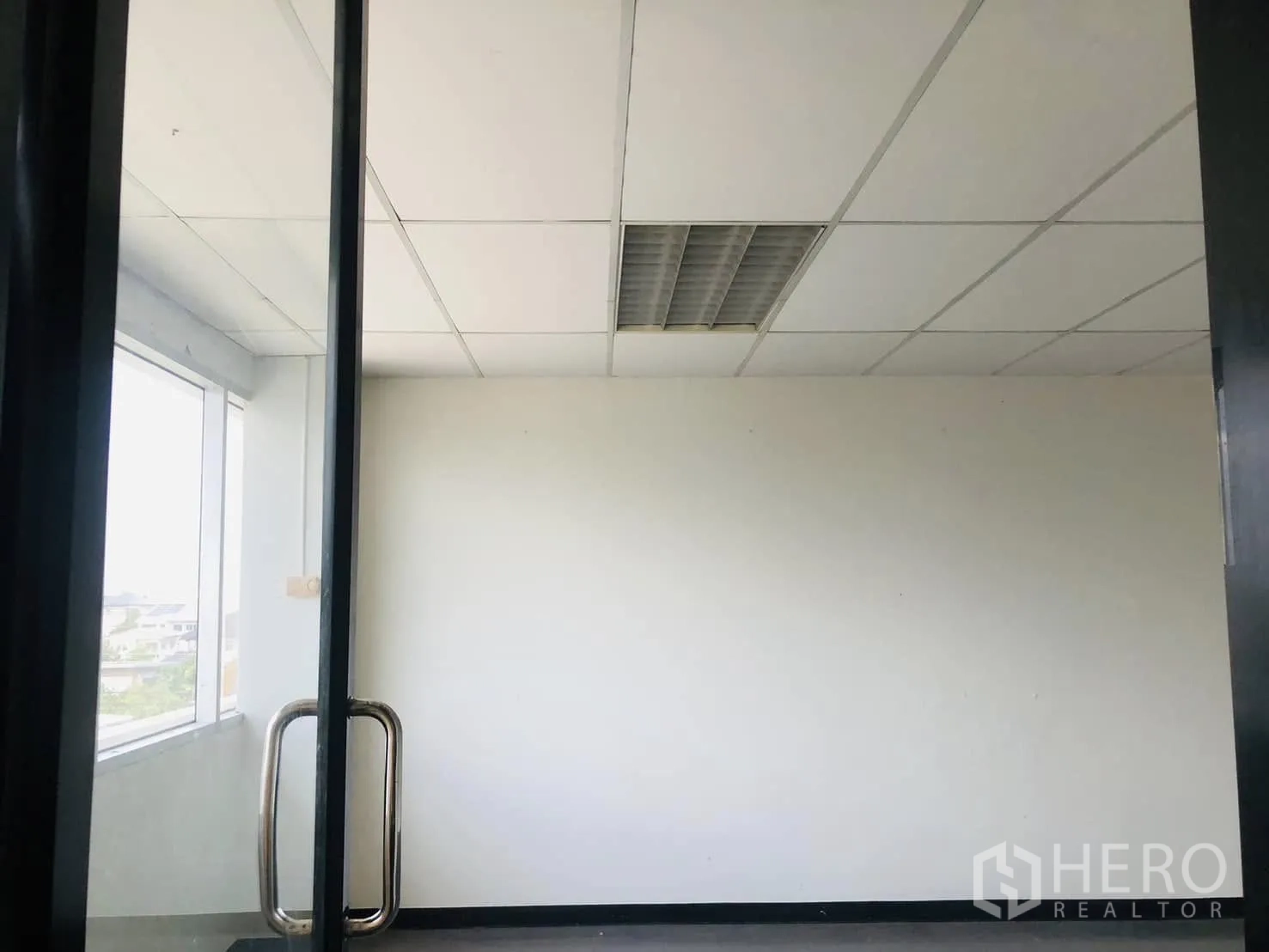 Office Space for rent in Lat Phrao, Bangkok - Compact meeting room with a glass door and daylight from a side window.