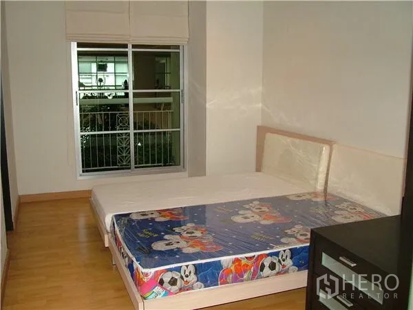 公寓 出租在Khlong Toei, Bangkok - 明亮卧室，落地窗配百叶与双人床，面向绿意景观。