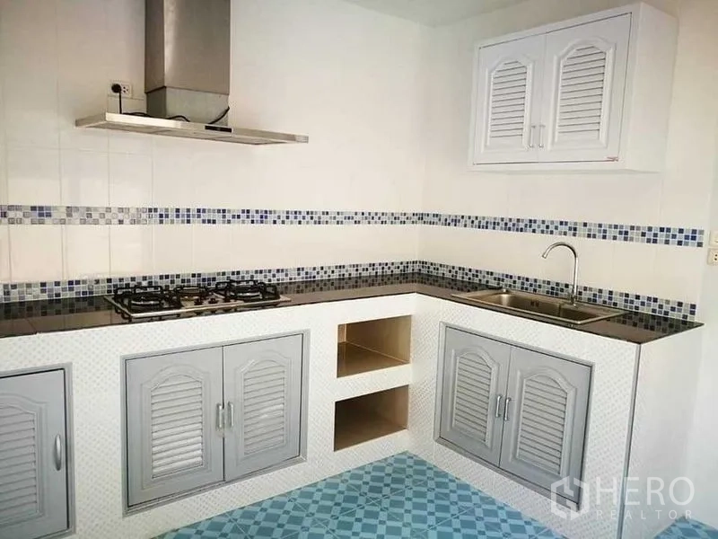 Home Office for rent in Khlong Toei, Bangkok - Fitted kitchen with gas hob, hood, sink and mosaic backsplash.