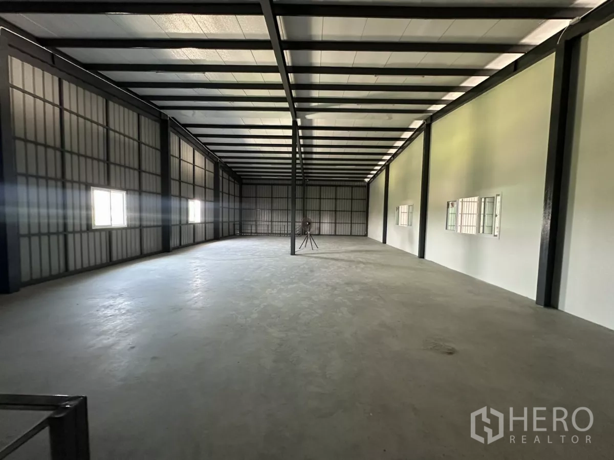 Warehouse for rent in Prawet, Bangkok - Upstairs mezzanine office area with windows along the internal wall.