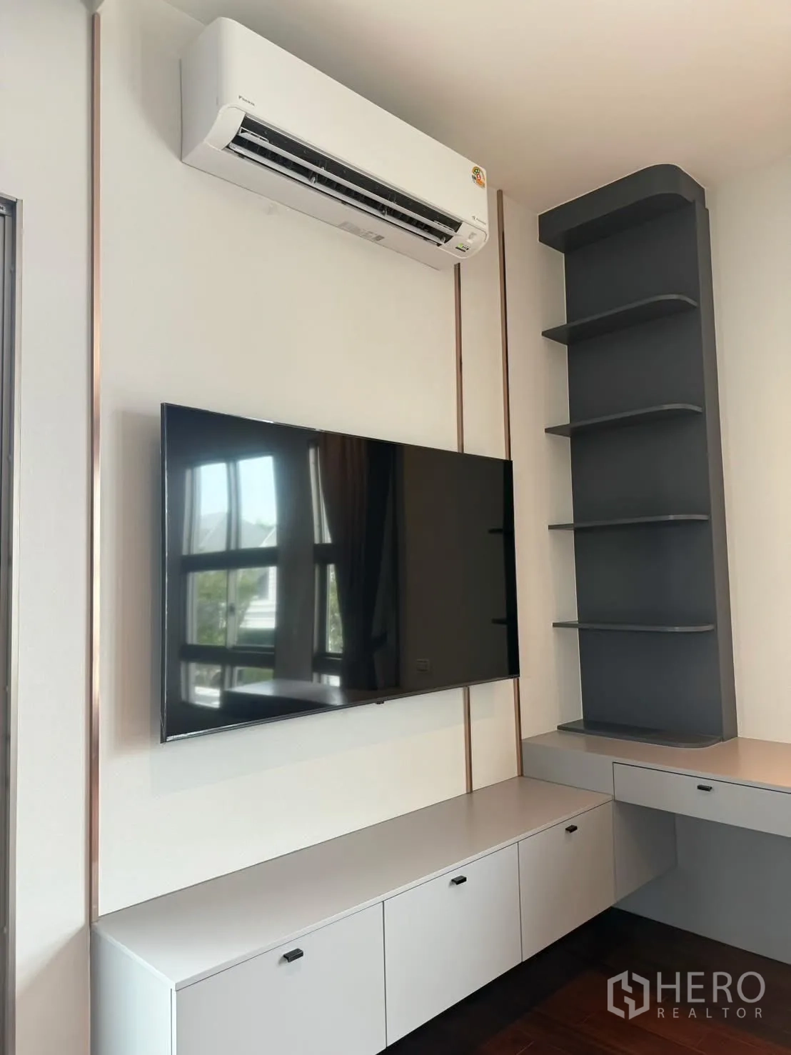 Detached House for rent or sale in Bang Phli, Samut Prakan - Modern media wall with mounted TV, air conditioner, built-in cabinets and shelves.