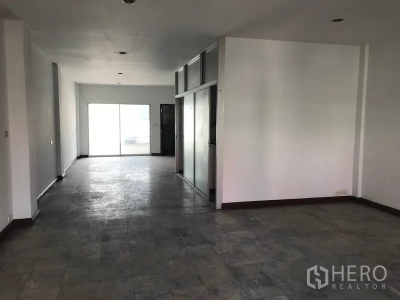办公空间 出租在Khlong Toei, Bangkok - 狭长开放式办公楼层，嵌入式照明与部分玻璃隔间。