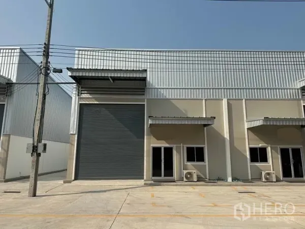 工厂 出租在Bang Phli, Samut Prakan - 单体工厂正立面，高卷帘门与玻璃办公入口