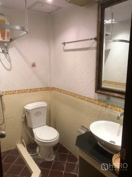 Shophouse for rent in Bang Rak, Bangkok - Bathroom with toilet, vessel sink, mirror and shower area.