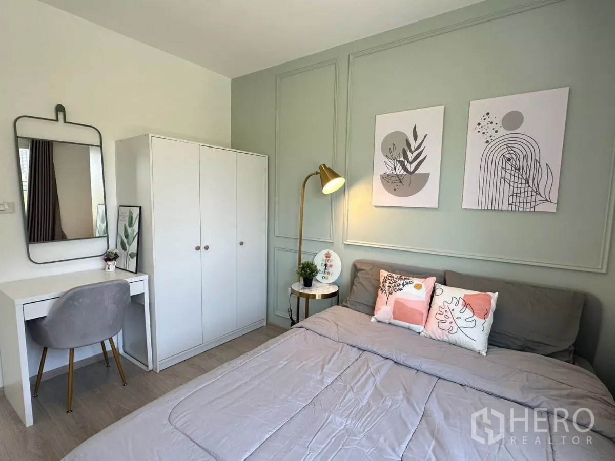 Townhouse for rent in Bang Phli, Samut Prakan - Cozy second bedroom with bed, white wardrobe and study desk.