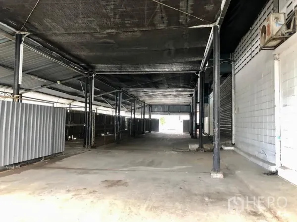 Office Space for rent in Suan Luang, Bangkok - Covered loading bay with high ceiling and steel columns in a Suan Luang office compound
