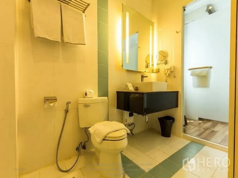 Shophouse for rent or sale in Khlong Toei, Bangkok - Modern bathroom with shower enclosure, vanity, and contemporary fixtures.