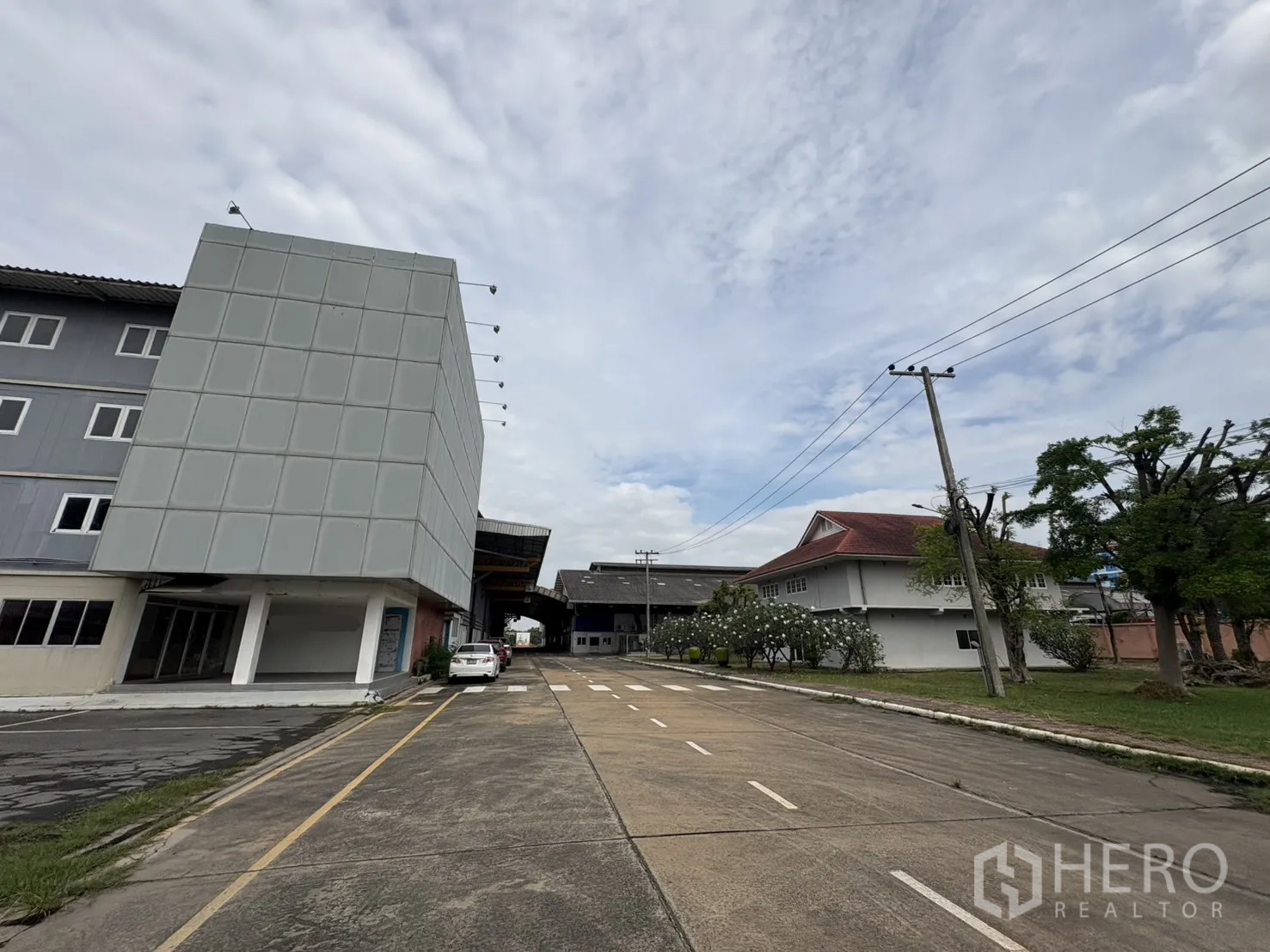 Factory for rent in Phra Pradaeng, Samut Prakan - Internal estate road lined with buildings and greenery within the compound.