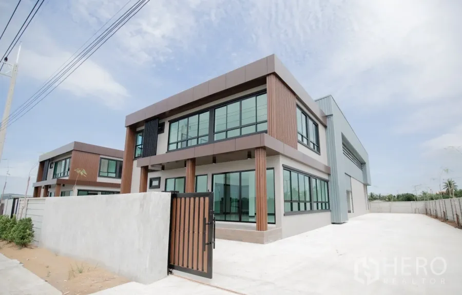 Factory for rent or sale in Nakhon Pathom - Newly built factory with two-storey glass-front office and gated concrete driveway in Bang Len, Nakhon Pathom.