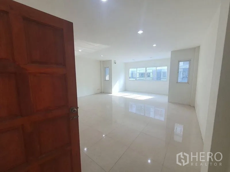 Home Office for rent or sale in Yan Nawa, Bangkok - Spacious corner room with multiple windows and abundant natural light.