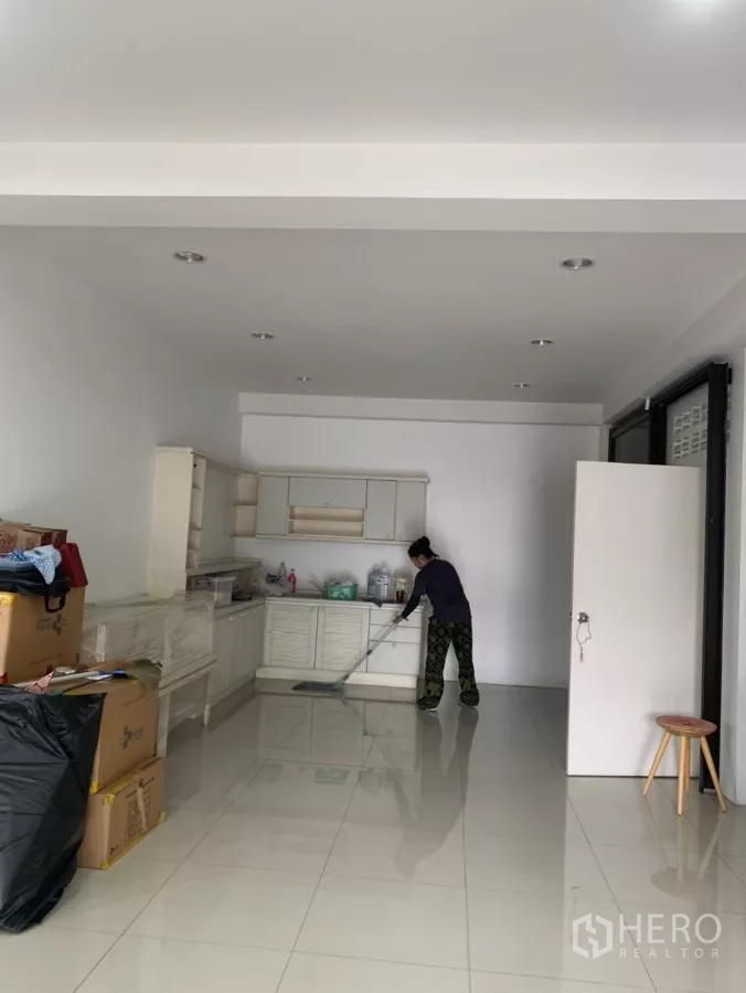 Factory for rent in Mueang Samut Prakan, Samut Prakan - Office pantry area with built-in cabinets.