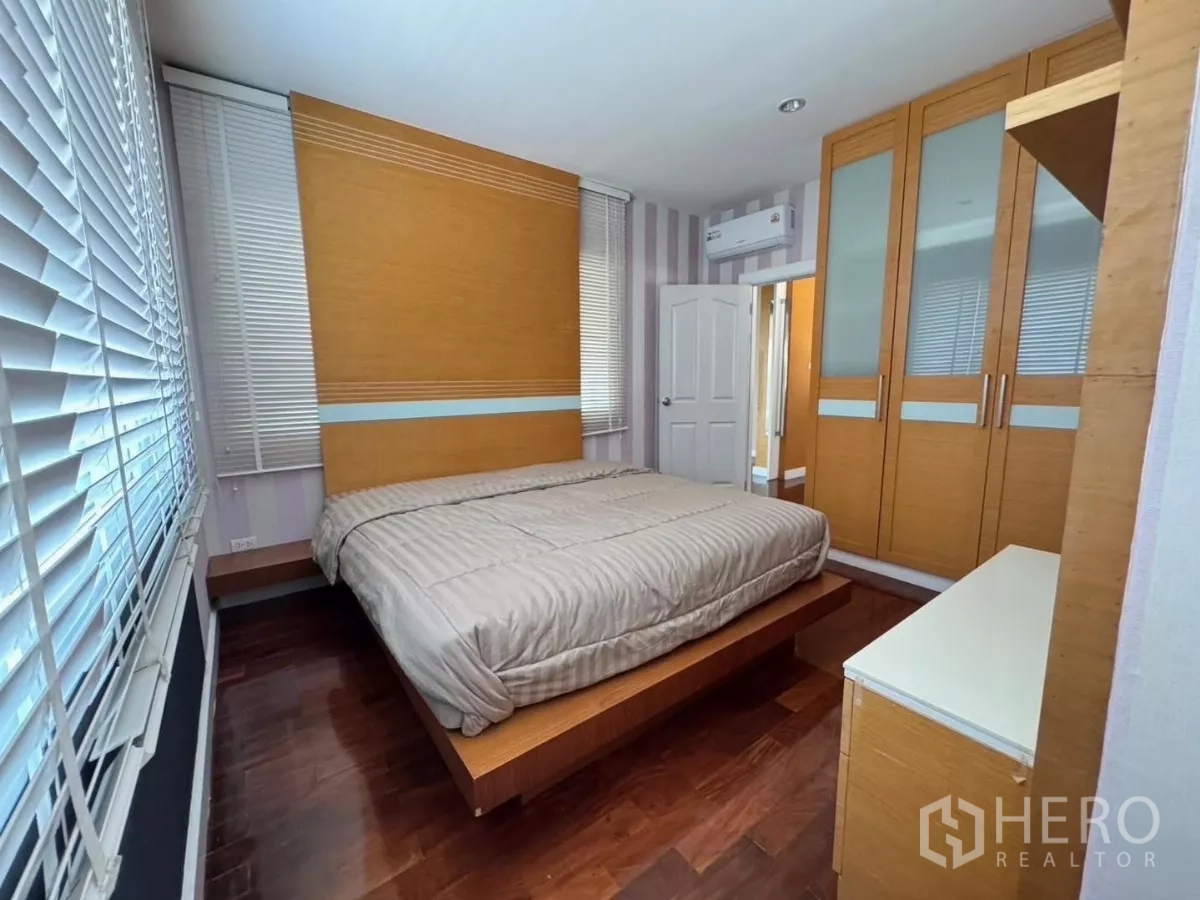 Detached House for rent or sale in Prawet, Bangkok - Bedroom with fitted wardrobes, blinds and air conditioning.