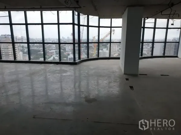 Office Space for rent in Watthana, Bangkok - Open-plan office floor with curved glass facade and panoramic city views.