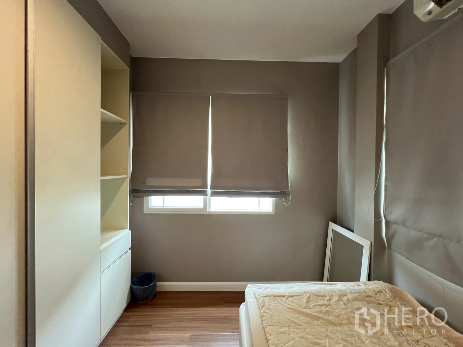 Detached House for rent in Bang Kapi, Bangkok - Third bedroom angle with built-in wardrobe and open shelving.