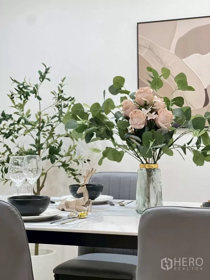 Detached House for rent in Huai Khwang, Bangkok - Dining table centerpiece with roses and tableware set for four.