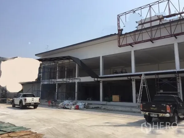 货栈 出租在Bang Kapi, Bangkok - 侧视图展示外部装卸坡道、开阔仓储空间与施工脚手架。