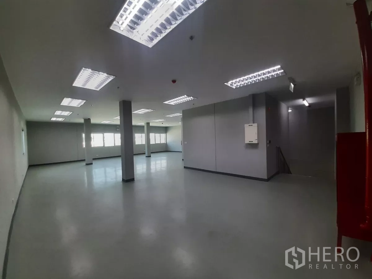 โรงงาน ให้เช่าในBang Lamung, Chon Buri - สำนักงานชั้นสองมีหน้าต่างและบันไดทางขึ้น
