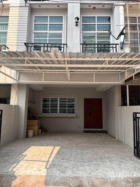 Townhouse for rent in Khlong Toei, Bangkok - Townhouse exterior with covered carport, front door and upper floor windows.