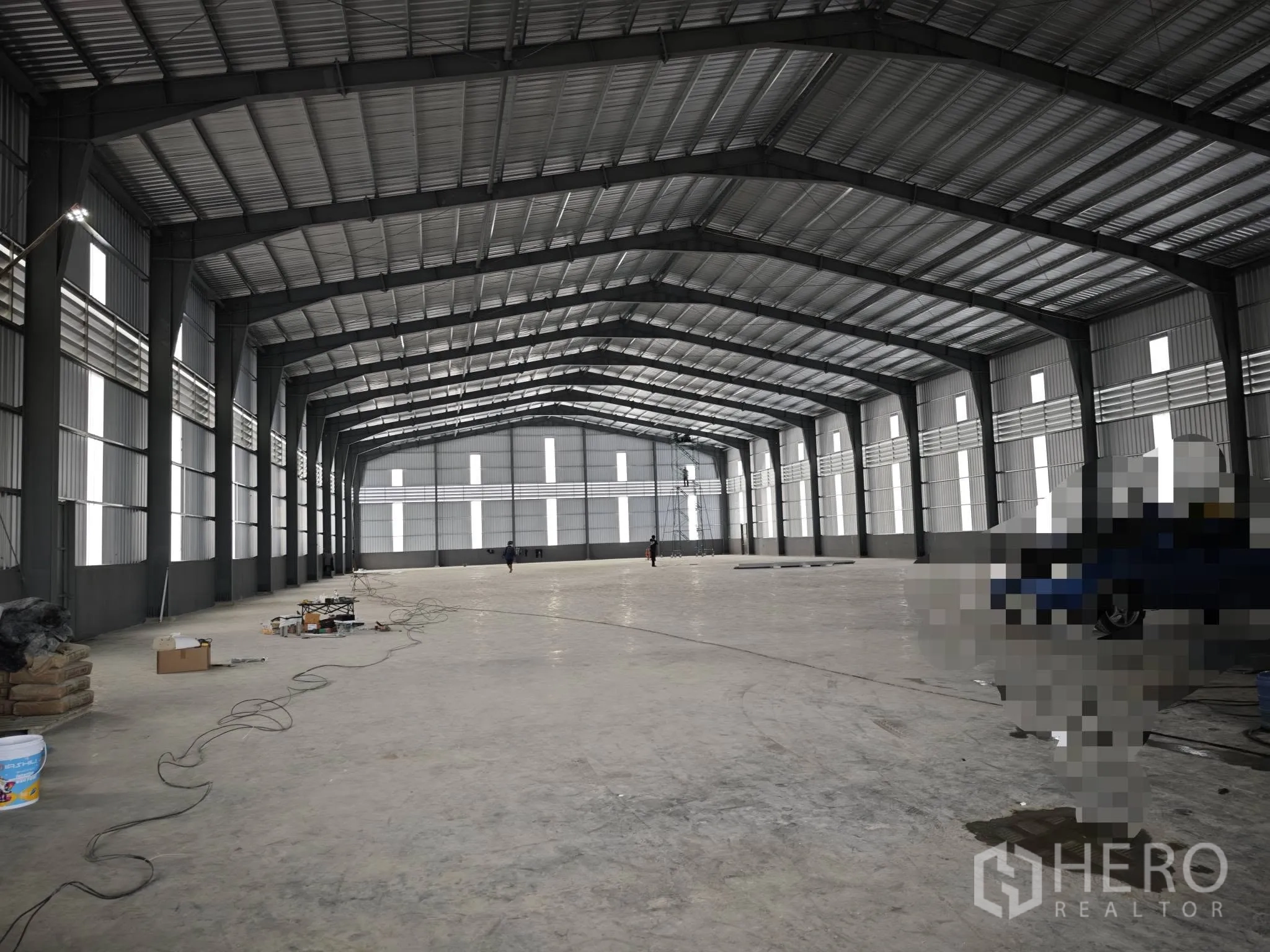 Warehouse for rent or sale in Bang Phli, Samut Prakan - Open clear-span warehouse interior with high steel truss roof and concrete floor.