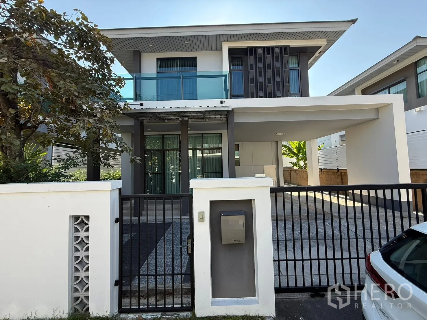 独立式住宅 for rent in Prawet, Bangkok - 当代风格两层独栋别墅，玻璃阳台、有顶车位与围栏大门。
