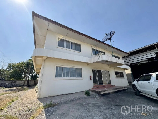 Warehouse for rent in Mueang Samut Sakhon, Samut Sakhon - Exterior of a two-storey office beside a warehouse with parking and a satellite dish.