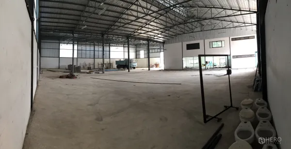 คลังสินค้า ให้เช่าในSaphan Sung, Bangkok - มุมมองพาโนรามาของโกดังแบบเปิดโล่ง โครงหลังคาเหล็ก พื้นคอนกรีต และห้องออฟฟิศภายใน