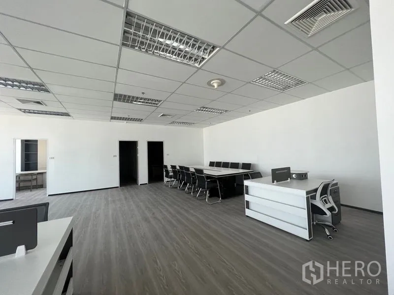 办公空间 出租在Huai Khwang, Bangkok - 开放办公角，设董事会议桌、接待台与通往独立房间的门。
