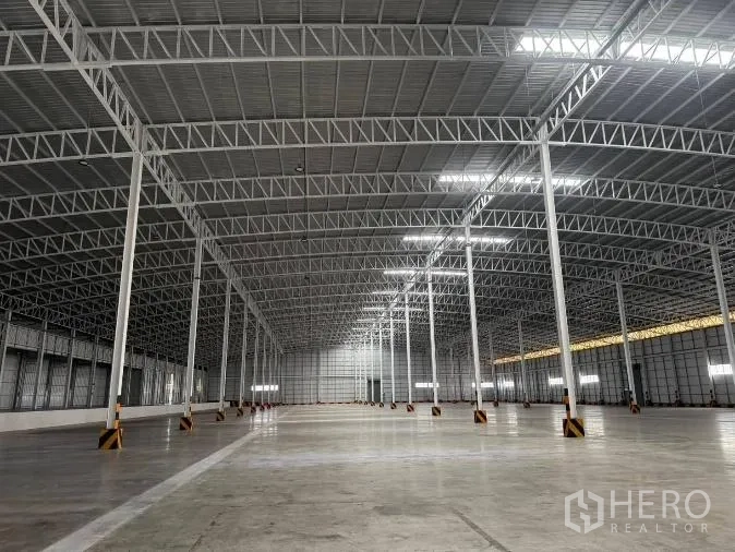 工厂 for rent in Si Racha, Chon Buri - 高跨屋顶桁架与天窗、LED照明覆盖整个仓库。