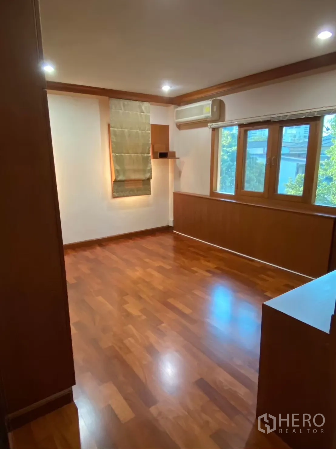 独立式住宅 出租在Watthana, Bangkok - 明亮卧室的另一视角，温润木地板