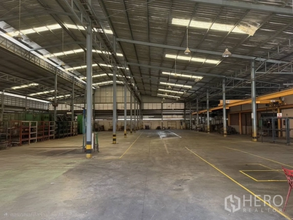 Factory for rent in Bang Phli, Samut Prakan - High-bay manufacturing area with crane beams, racking and wide aisles.